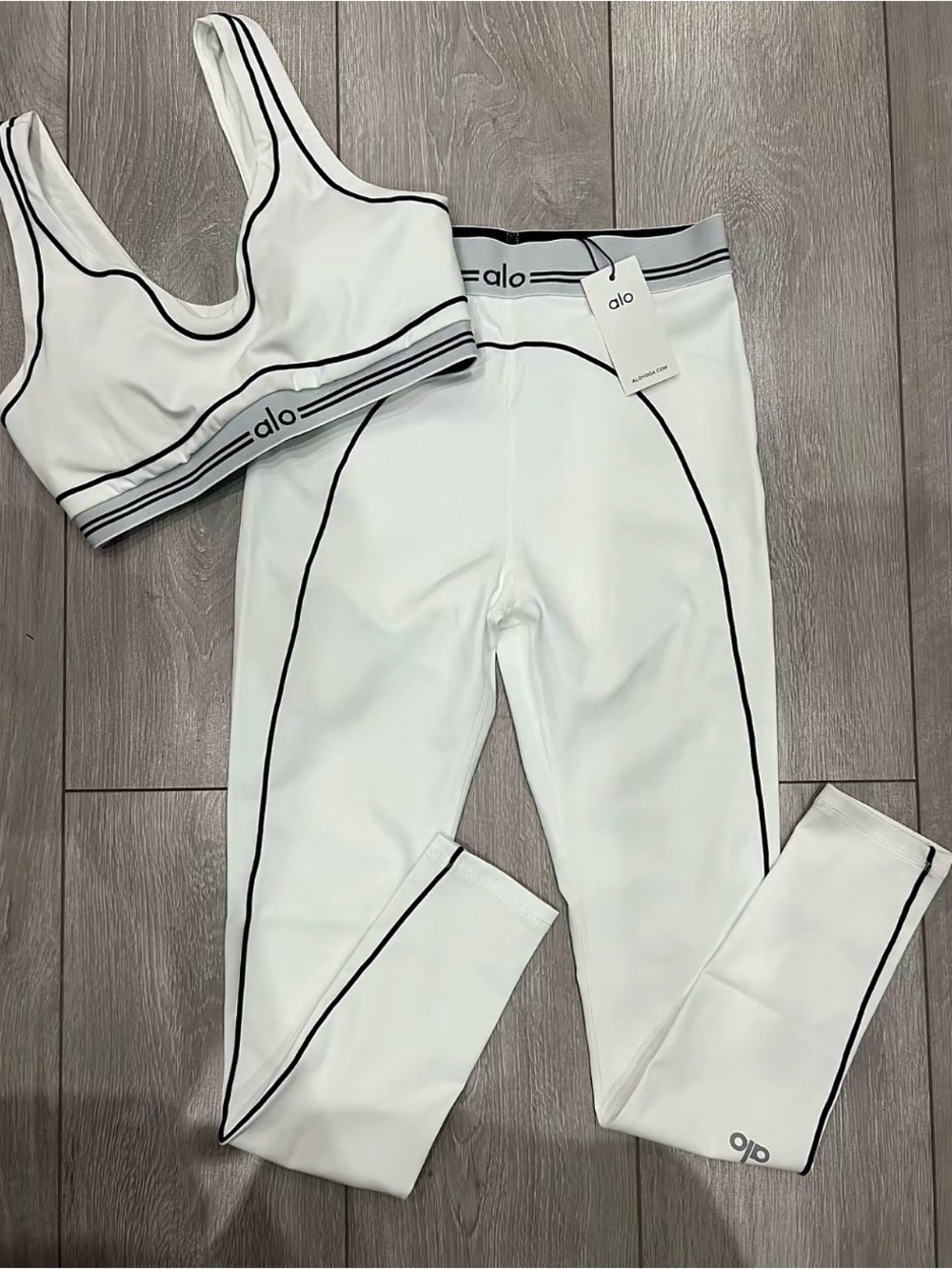 Alo Yoga Airbrush Heart Throb Set